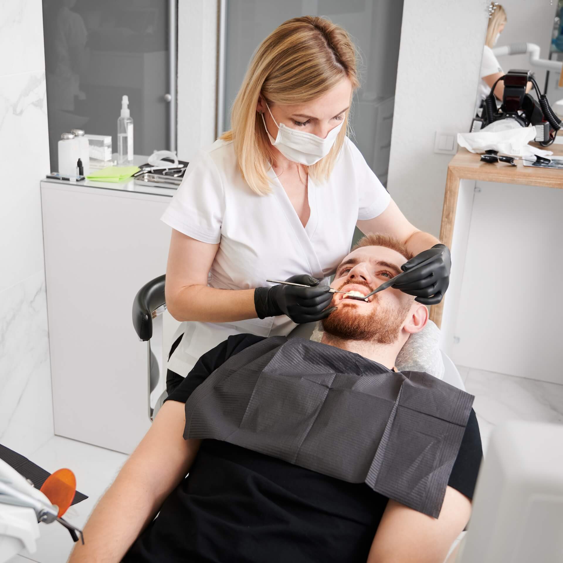 Dentysta bada pacjenta podczas wizyty