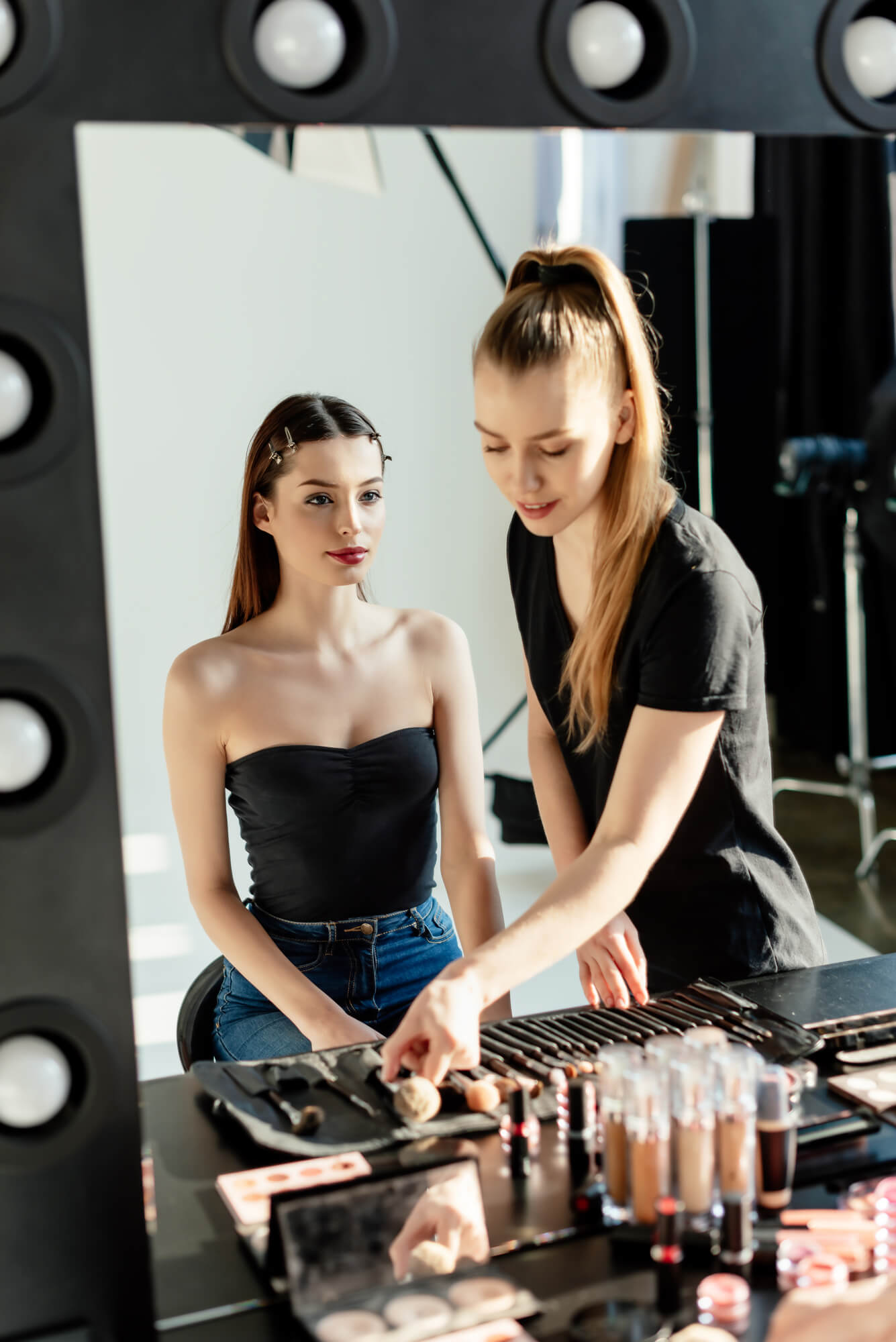 Lepotni salon ličilka dela s stranko